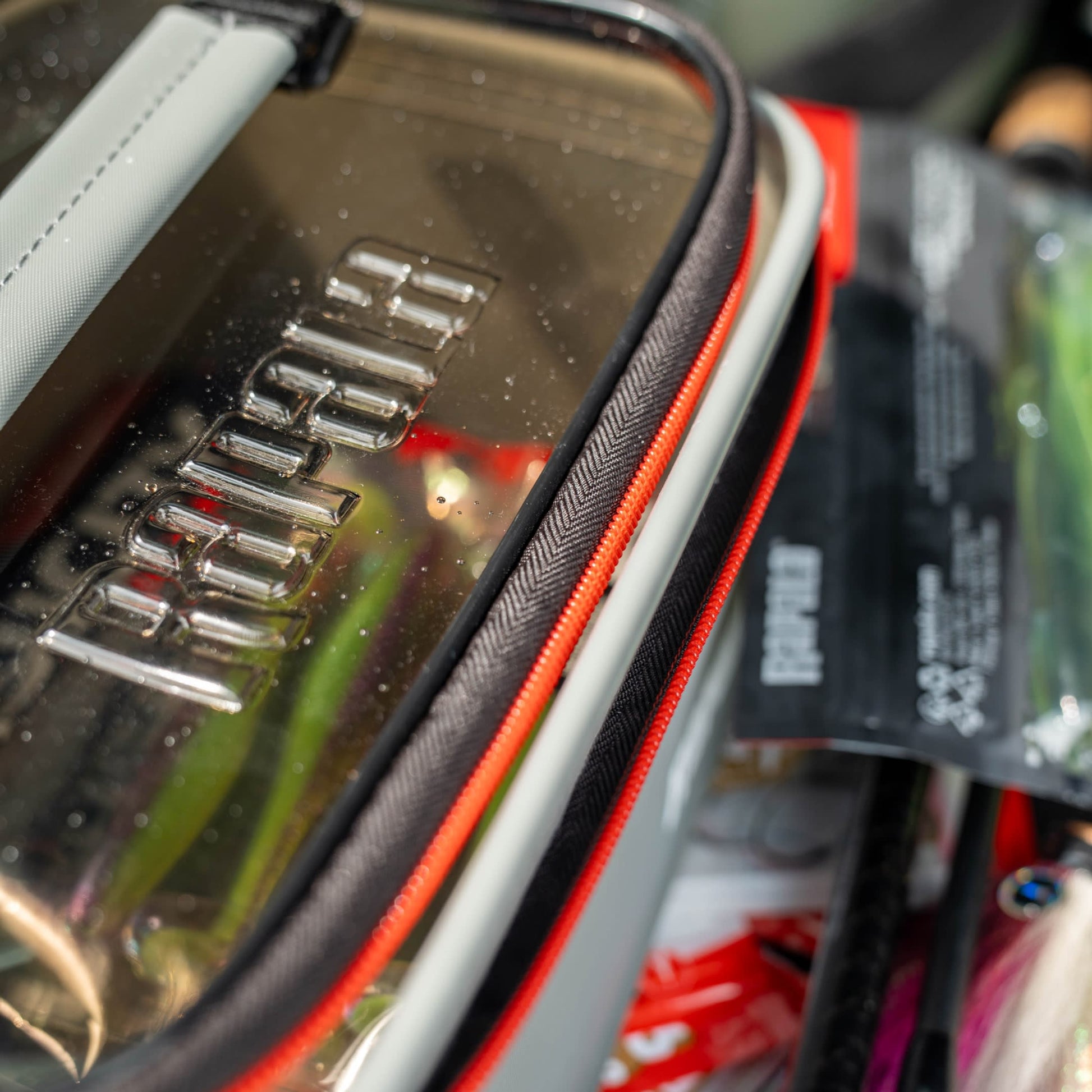 Caja Rapala Hydro Tackle Box Impermeable: Almacenamiento Seguro y Duradero para Pesca